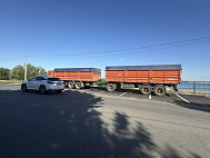 На парковке для легковых автомобилей у городского пляжа заметили большегрузы